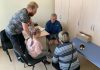 Se muestra a Guy Fiocco de Leland trabajando como voluntario en Global Care Force en Ucrania.  Guy y su esposa Marilynn Fiocco, ambos médicos jubilados, viajaron a Ucrania en noviembre para trabajar como voluntarios en una clínica de salud móvil.