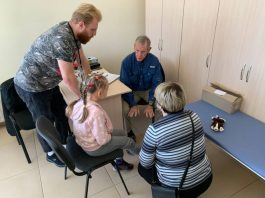 Se muestra a Guy Fiocco de Leland trabajando como voluntario en Global Care Force en Ucrania.  Guy y su esposa Marilynn Fiocco, ambos médicos jubilados, viajaron a Ucrania en noviembre para trabajar como voluntarios en una clínica de salud móvil.