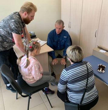 Se muestra a Guy Fiocco de Leland trabajando como voluntario en Global Care Force en Ucrania.  Guy y su esposa Marilynn Fiocco, ambos médicos jubilados, viajaron a Ucrania en noviembre para trabajar como voluntarios en una clínica de salud móvil.