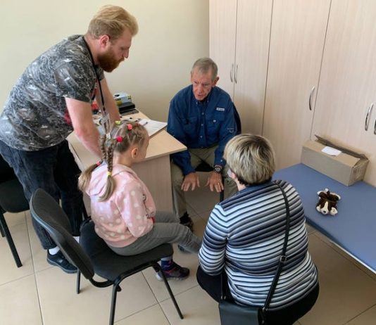 Los médicos de Wilmington trabajan en una clínica móvil en Ucrania mientras la guerra se prolonga Se muestra a Guy Fiocco de Leland trabajando como voluntario en Global Care Force en Ucrania. Guy y su esposa Marilynn Fiocco, ambos médicos jubilados, viajaron a Ucrania en noviembre para trabajar como voluntarios en una clínica de salud móvil.