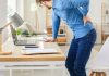 3 formas de probar un escritorio de pie antes de comprarlo y por qué debería hacerlo A computer user experiencing back pain