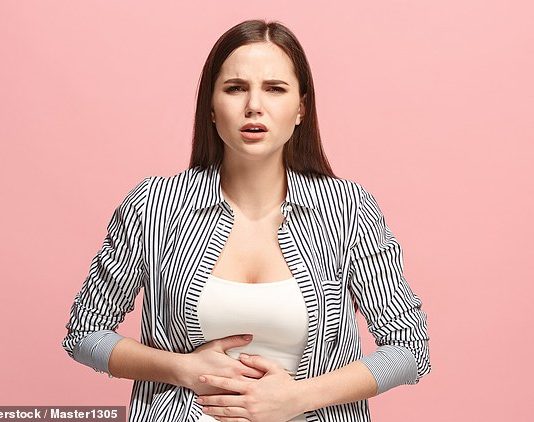 DR. ELLIE CANNON: ¿Hay algún probiótico que alivie mi terrible dolor del SII? El síndrome del intestino irritable, o IBS, causa dolor, hinchazón y movimientos intestinales erráticos (imagen de archivo)