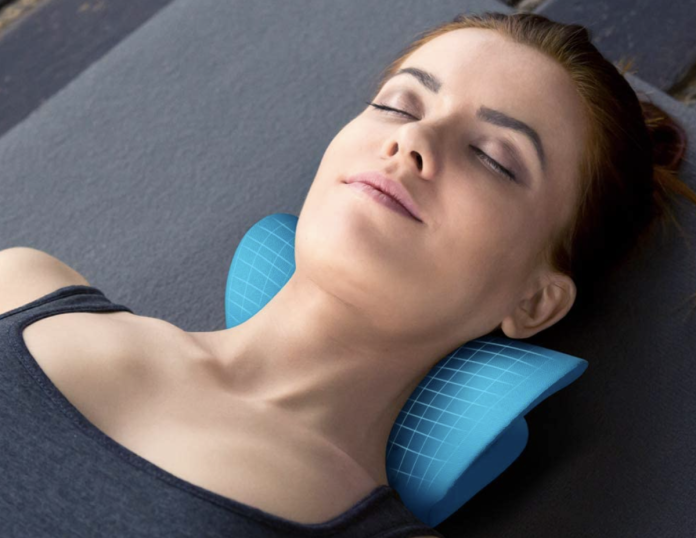 Los compradores de Amazon confían en esta almohada para aliviar el dolor de cuello
