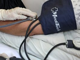 Las personas que sufren de migraña pueden ser más propensas a desarrollar presión arterial alta, dicen los investigadores
