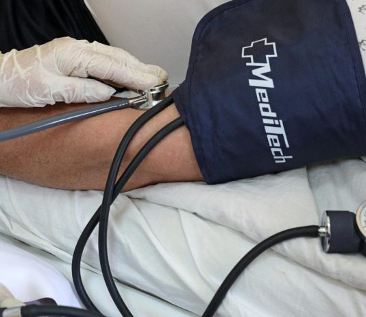 Las personas que sufren de migraña pueden ser más propensas a desarrollar presión arterial alta, dicen los investigadores
