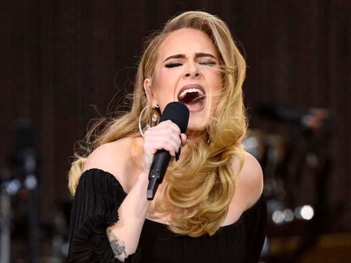 Adele tiene que caminar en el escenario debido a problemas de ciática
