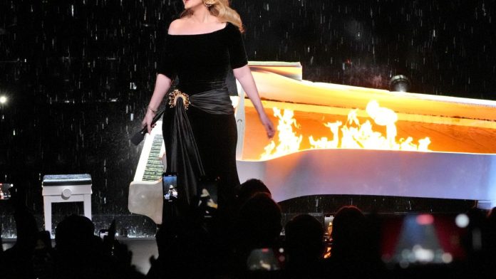 Adele dice que tiene 'un pato' debido a 'mala ciática' – Telemundo 52
