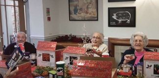 Los residentes de la casa de Woodpeckers en Brockenhurst llenan 'cajas de amabilidad' para ancianos en New Forest
