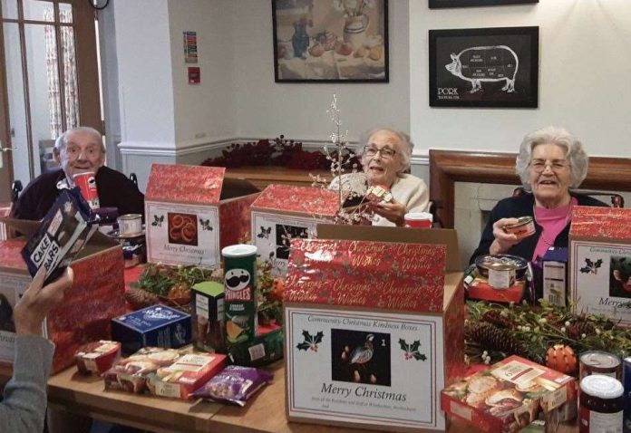 Los residentes de la casa de Woodpeckers en Brockenhurst llenan 'cajas de amabilidad' para ancianos en New Forest
