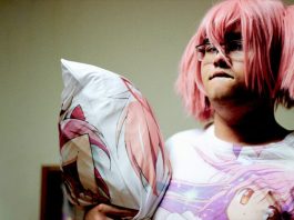 Otaku envejecido usa almohada corporal para el dolor de espalda baja Hard Drive