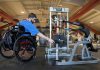 Columbus Rec and Parks ofrece deportes adaptados, ejercicio para discapacitados Max Damron, de 24 años, coloca un asiento en su lugar después de usar una máquina de entrenamiento de fuerza en el Franklin Park Adventure Center de Columbus Parks and Recreation, hogar de un gimnasio que satisface las necesidades de las personas con discapacidades. El equipo que utiliza Damron se adapta fácilmente para acomodar a una persona que usa una silla de ruedas.