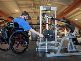 Max Damron, de 24 años, coloca un asiento en su lugar después de usar una máquina de entrenamiento de fuerza en el Franklin Park Adventure Center de Columbus Parks and Recreation, hogar de un gimnasio que satisface las necesidades de las personas con discapacidades.  El equipo que utiliza Damron se adapta fácilmente para acomodar a una persona que usa una silla de ruedas.