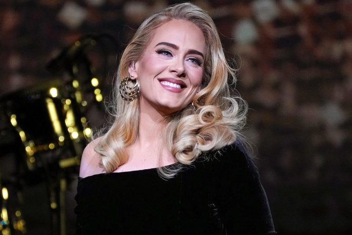 Adele les dice a los fanáticos que sufre de 'ciática realmente mala' y que tiene que 'bambolear' en estos días
