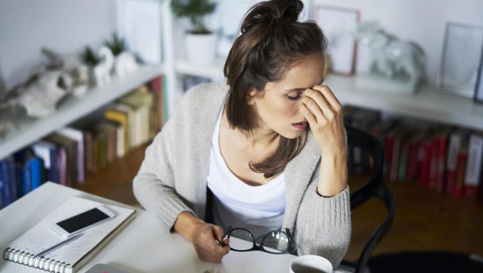 Pregúntele al médico: tengo fuertes dolores de cabeza en la mitad de mi ciclo menstrual, ¿ayudaría la TRH?
